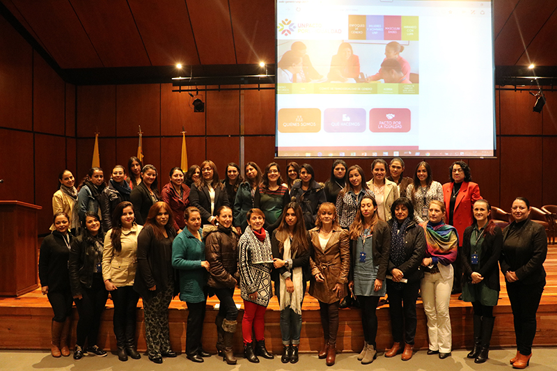 Foto oficial del evento con mujeres asistentes al mismo.​