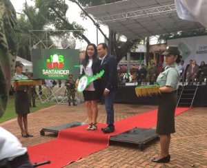 El Gobernador de Santander, doctor Didier Tavera, hace entrega simbólica de las llaves de los vehículos a Anneline Espitia, coordinadora de la Regional UNP en ese departamento.​​​ ​