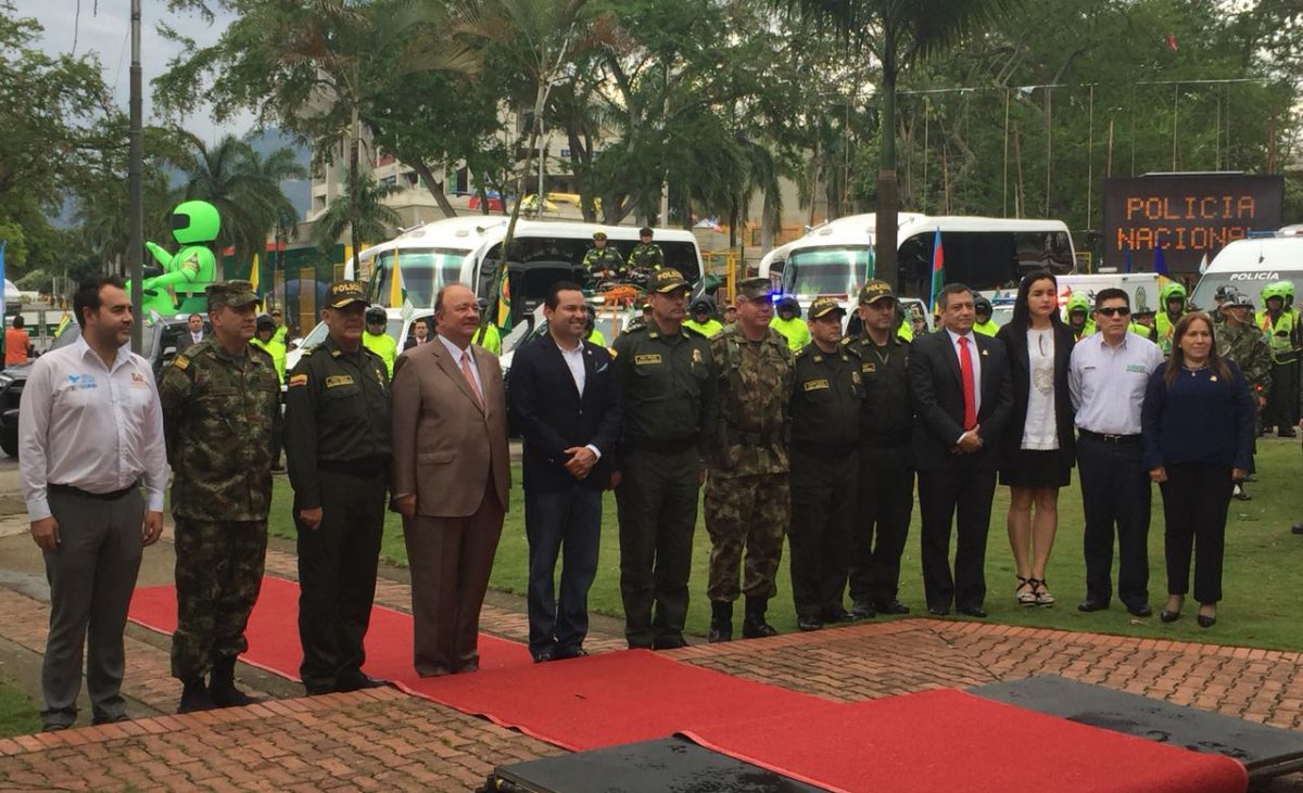 Luis Carlos Villegas y Didier Tavera, Ministro de Defensa y Gobernador de Santander, respectivamente, en el centro del grupo de funcionarios de las distintas instituciones que recibieron vehículos en el evento realizado en Bucaramanga.