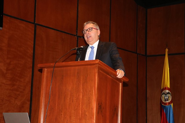 Nixon Pabón, Subdirector de Talento Humano de la entidad, realizando discurso de apertura del evento.​