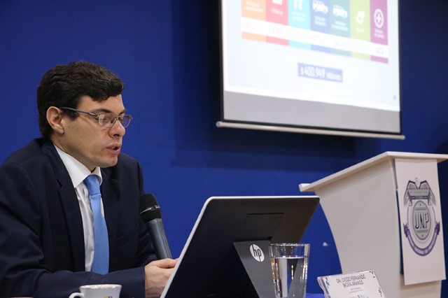 Diego Mora, director de la UNP, haciendo la presentación de la Rendición de cuentas 2016 de la UNP.