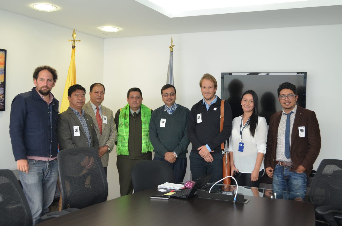 De izquierda a derecha: Jonathan Bock, representante FLIP; Indra Man Budha, secretario general del sindicato de periodistas de Nepal; Sudip Pathak, Comisionado de DDHH de Nepal; Coronel Álvaro López, subdirector de Evaluación del Riesgo UNP; Surya Bahadur Deuja, subdirector de la Comisión de DDHH de Nepal; Esben Harboe, delegado de International Media Support, de Noruega; Sindy Cogua Asesora UNP para Periodistas y Comunicadores Sociales y Pedro Vaca, director de la FLIP. 