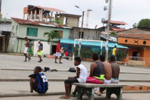 En Medio Del Calor Húmedo, La Juventud De Tumaco Se Recea En Un Ambiente Que No Les Ofrece Muchas Oportunidades