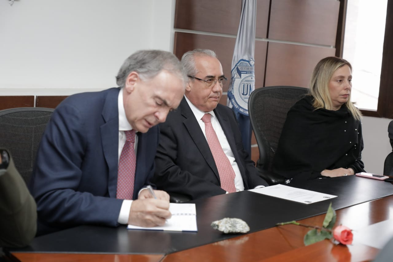De izquierda a derecha: Jean Arnault ex jefe de la Misión de Verificación del Acuerdo de Paz delegado por Naciones Unidas, Pablo Elías González y Diana Patricia Ríos, director y secretaria general de la UNP, respectivamente.