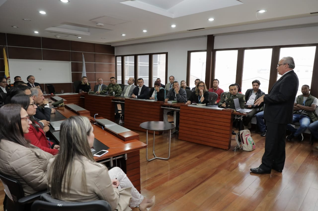 El director de la Unidad Nacional de Protección, Pablo Elías González, realizando su intervención en el evento de homenaje a Jean Arnault, en la sede central de la UNP en Bogotá.