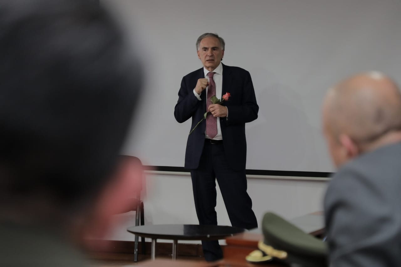 El hasta ayer jefe de la Misión de Verificación del Acuerdo de Paz delegado por Naciones Unidas, Jean Arnault hablando al público asistente a homenaje realizado por la UNP, en Bogotá.