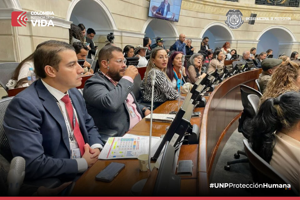 La Unidad Nacional de Protección, UNP, participó en la audiencia pública “Implementación del Acuerdo Final de Paz”, evento que coordinó la Comisión de Paz de la Cámara de Representantes. La entidad que fue representada por el Coronel Nelson Russi Subdirector encargado de la Subdirección especializada de seguridad y protección , quien entregó cifras y resultados de la UNP y su alcance con la protección a los firmantes de paz. Russi indicó a los asistentes, que la entidad hace grandes esfuerzos para colmar las expectativas con los protegidos y es por eso que el presupuesto es mayor , “ ha aumentado el presupuesto en 110 por ciento, lo que va a permitir generar la cobertura en vehículos, personal y equipos de protección “ y añadió que esta nueva administración espera mejorar la estabilidad laboral de los trabajadores de la UNP para evitar la tercerizacion, “ la entidad espera formalizar la planta para este año de 1170 personas “. Finalmente Russi indicó que desde la dirección de Augusto Rodríguez se ha enfrentado a casos complejos de corrupción, situaciones que han sido denunciadas ante las autoridades competentes , “ La UNP ha presentado 31 denuncias ante la fiscalía sobre actos de corrupción que se han encontrado desde la dirección de Augusto Rodríguez.“ El evento que se realizó en el recinto del Senado de la República, permitió la participación de organizaciones y de las entidades responsables de la implementación del Acuerdo de Paz que entregaron sus posturas y cifras frente a la ejecución de los recursos que fueron aprobados en el Plan Nacional de Desarrollo para las políticas y programas para la construcción de paz.