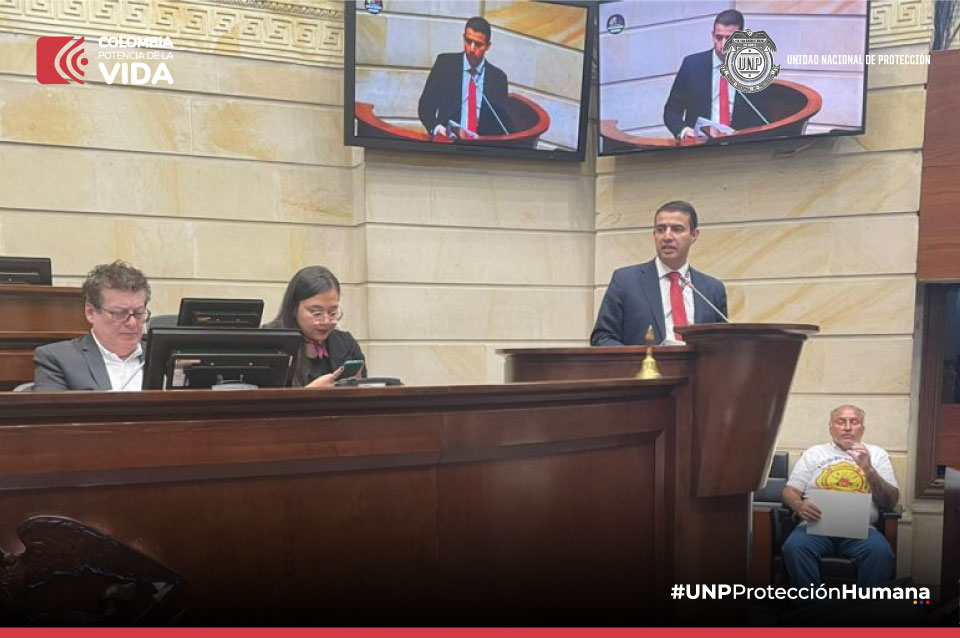 La Unidad Nacional de Protección, UNP, participó en la audiencia pública “Implementación del Acuerdo Final de Paz”, evento que coordinó la Comisión de Paz de la Cámara de Representantes.

La entidad que fue representada por el Coronel Nelson Russi Subdirector encargado de la Subdirección especializada de seguridad y protección , quien entregó cifras y resultados de la UNP y su alcance con la protección a los firmantes de paz. Russi indicó a los asistentes, que la entidad hace grandes esfuerzos para colmar las expectativas con los protegidos y es por eso que el presupuesto es mayor , “ ha aumentado el presupuesto en 110 por ciento, lo que va a permitir generar la cobertura en vehículos, personal y equipos de protección “ y añadió que esta nueva administración espera mejorar la estabilidad laboral de los trabajadores de la UNP para evitar la tercerizacion, “ la entidad espera formalizar la planta para este año de 1170 personas “.

Finalmente Russi indicó que desde la dirección de Augusto Rodríguez se ha enfrentado a casos complejos de corrupción, situaciones que han sido denunciadas ante las autoridades competentes , “ La UNP ha presentado 31 denuncias ante la fiscalía sobre actos de corrupción que se han encontrado desde la dirección de Augusto Rodríguez.“

El evento que se realizó en el recinto del Senado de la República, permitió la participación de organizaciones y de las entidades responsables de la implementación del Acuerdo de Paz que entregaron sus posturas y cifras frente a la ejecución de los recursos que fueron aprobados en el Plan Nacional de Desarrollo para las políticas y programas para la construcción de paz.