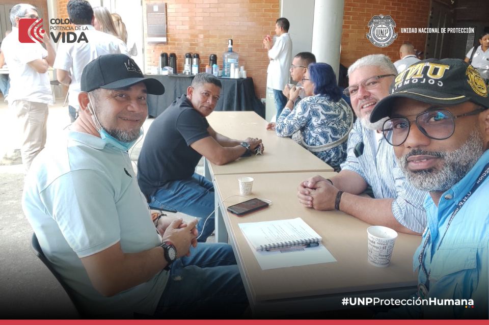 Personas reunidas al rededor de una mesa