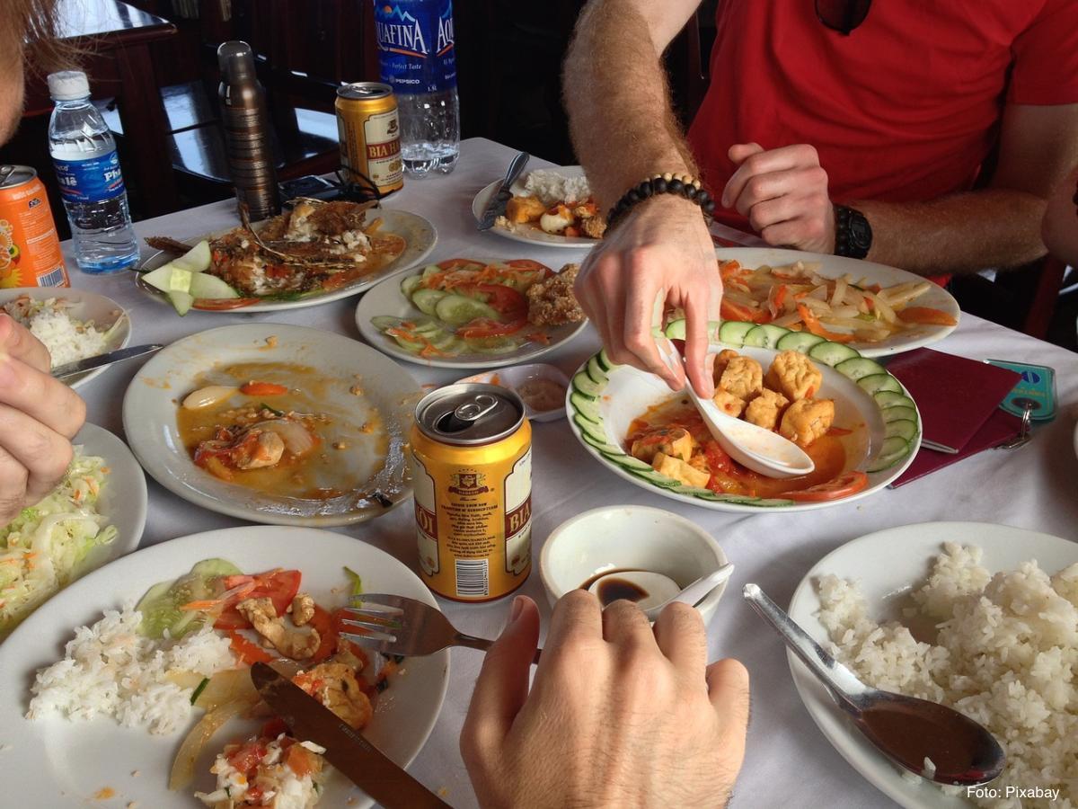 Platos de comida sobre mesa