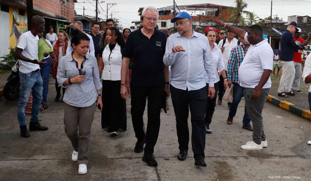 El jefe del FPI de la Unión Europea, Peter Wagner (c) camina junto al embajador de la Unión Europea en Colombia, Gilles Bertranden, en Buenaventura.