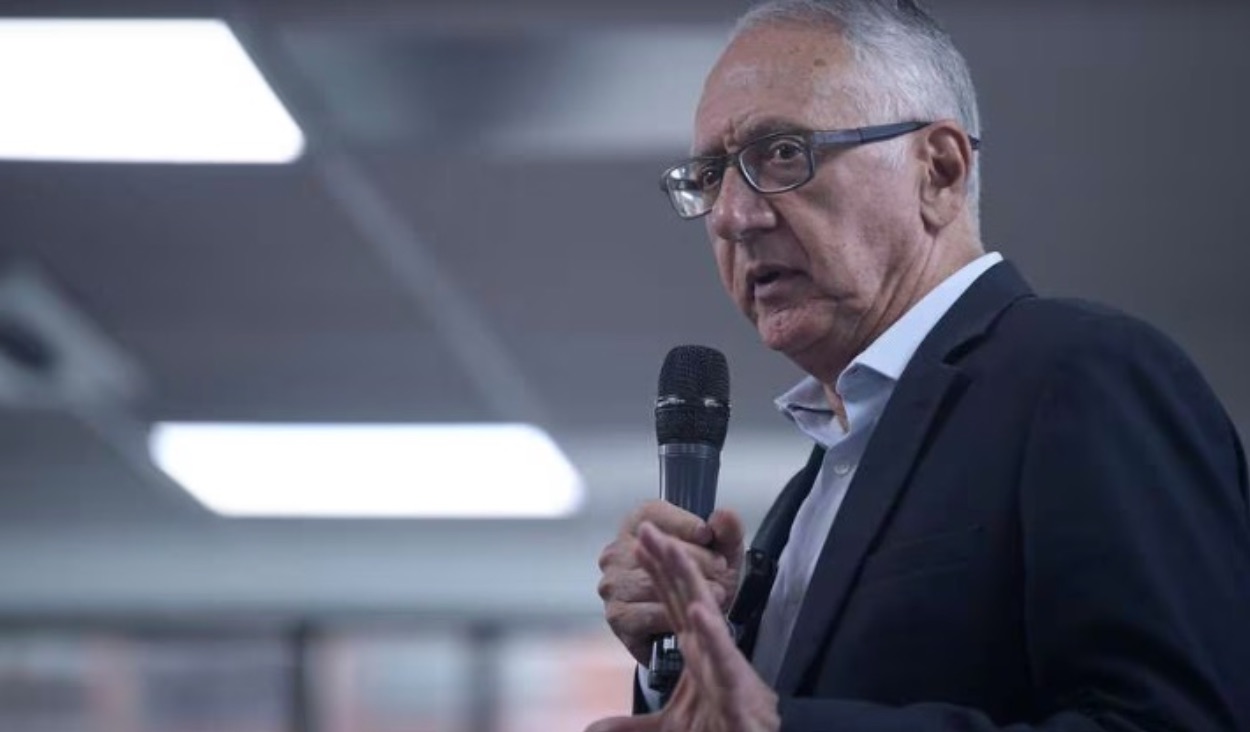 Ministro de Salud anuncia serie de decretos