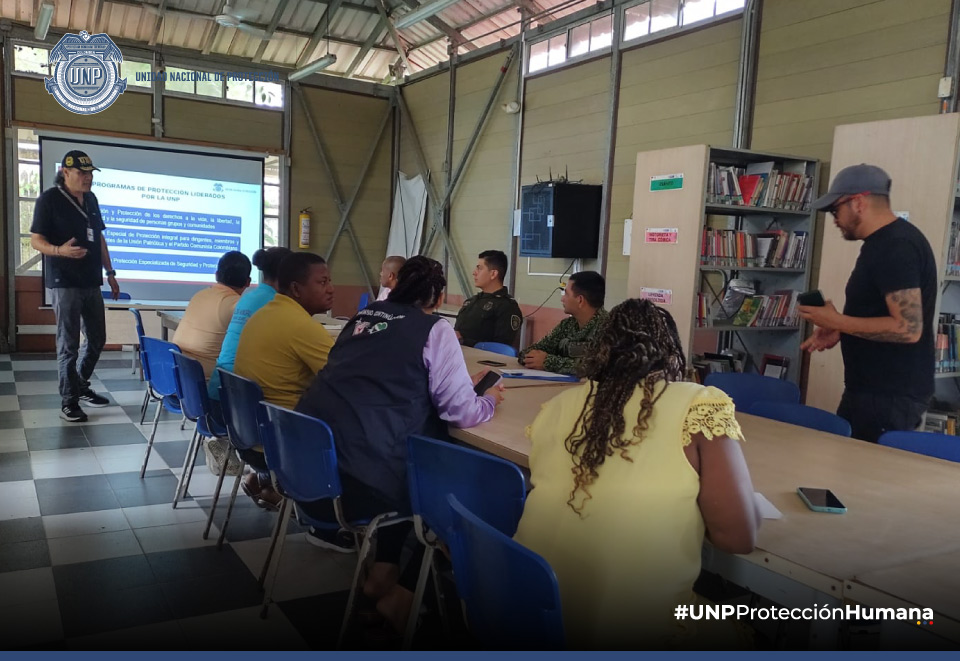 La regional Medellín de la Unidad Nacional de Protección realizó el jueves 6 de junio, una jornada pedagógica sobre las rutas de protección individual y colectiva que hacen parte del programa de protección que administra la entidad. La actividad se llevó a cabo en el municipio de Nuquí, departamento de Chocó, para funcionarios y autoridades locales de este municipio, Bahía Solano y Juradó. En el espacio formativo, que se desarrolló en el marco del plan de acciones diseñado por la regional para dar cumplimiento a las recomendaciones de la Alerta Temprana 009-24, también se brindó asistencia técnica para la creación de las rutas de protección municipales, en concordancia con el decreto 2252 de 2017. Esta jornada contó con la participación de los secretarios de gobierno, enlaces de víctimas y personeros de los tres municipios chocoanos. La UNP adelanta este tipo de eventos formativos a nivel nacional, para fortalecer la articulación institucional, que genera mayor efectividad de las acciones encaminadas a la prevención y protección de vidas en todo el territorio.