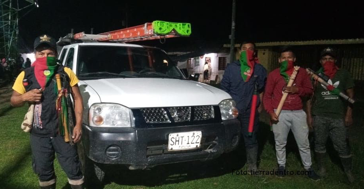 Camioneta Blanca grupo de indigenas