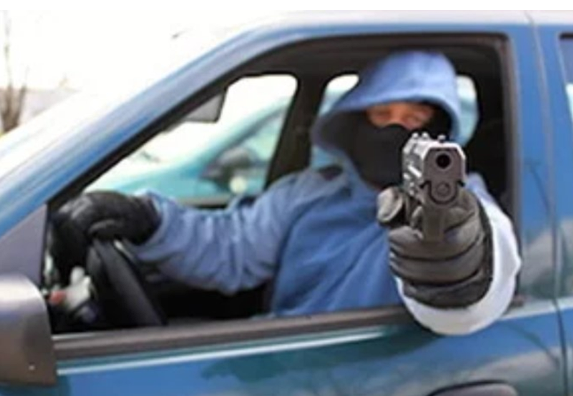 Hombre apuntando con arma de fuego
