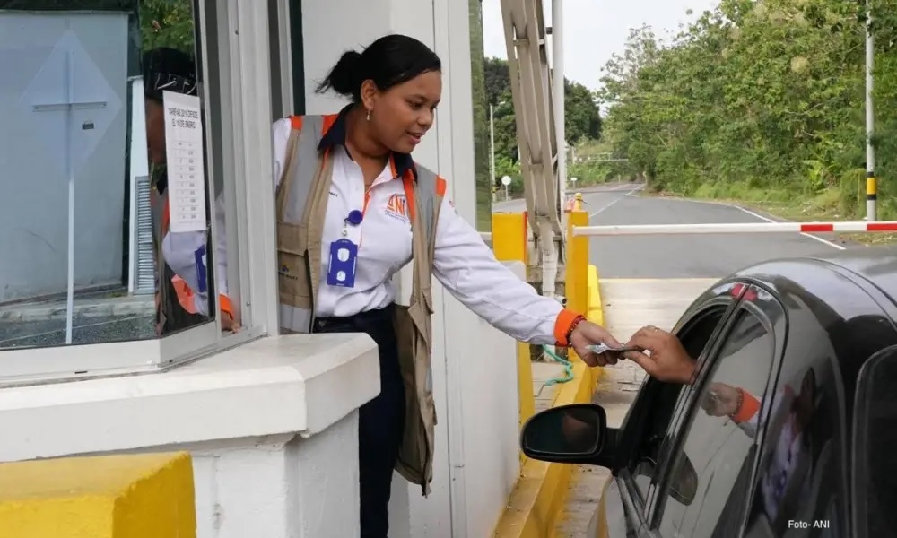 Pesona pagando un peaje