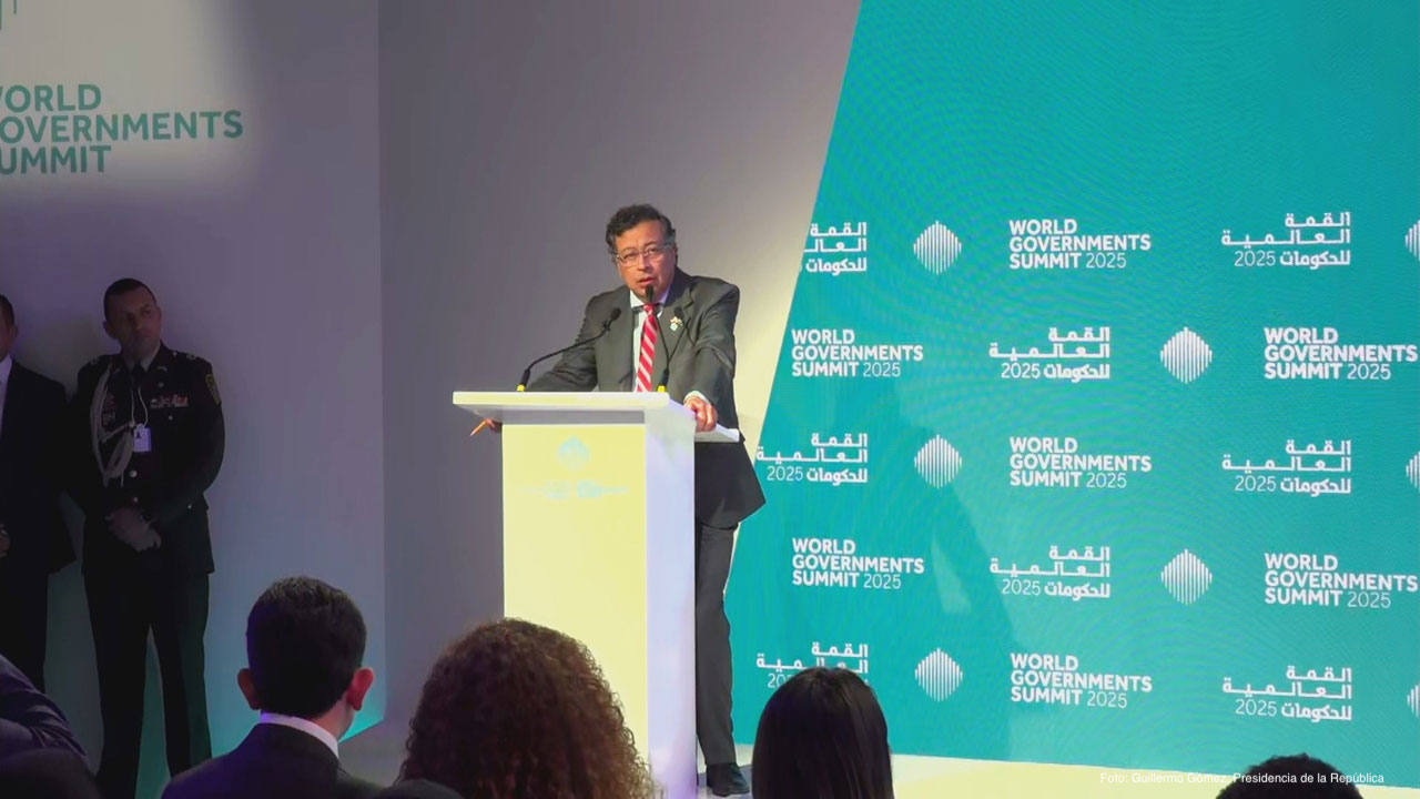 La humanidad está entre regular el uso de la inteligencia artificial y la debacle de la especie humana, dijo el presidente Gustavo Petro